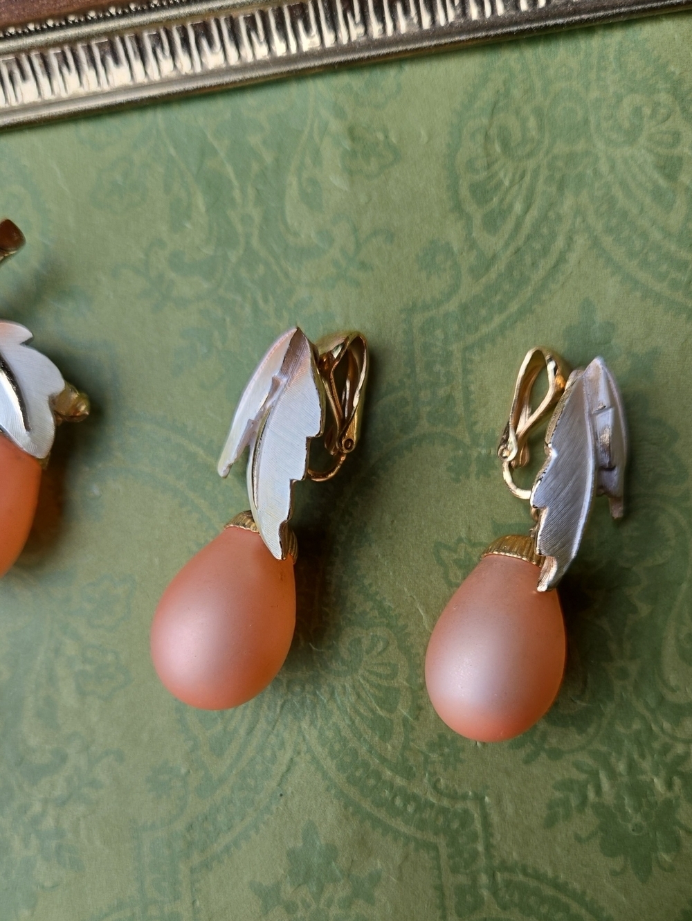 Vintage Peach and Gold Enamel Leave Grapes Brooch Necklace Pendabt Earring Set - Picture 10 of 17